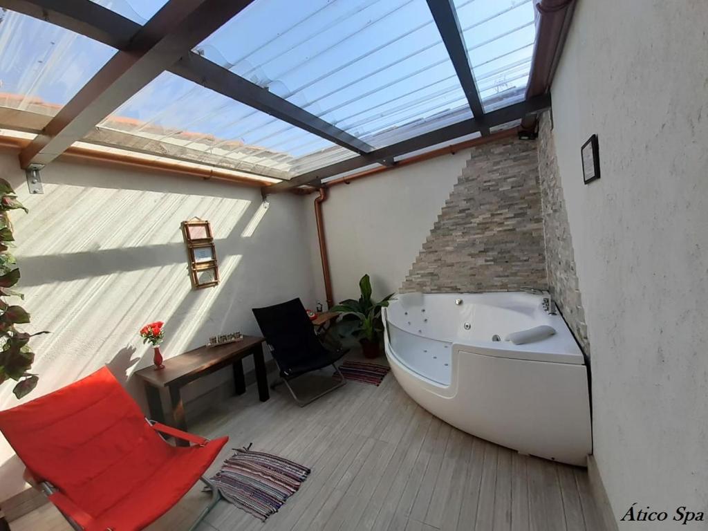 UcedaCasas Toya Jacuzzi的屋顶客房内的浴缸