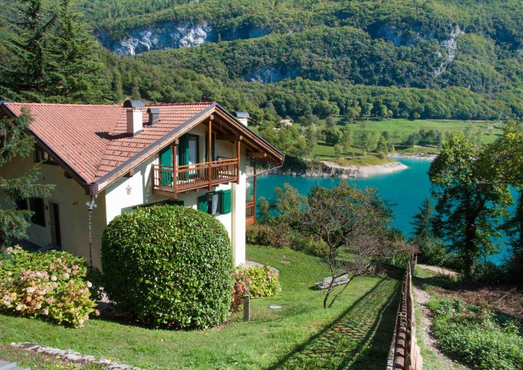 滕诺Al Trovante - Gardaslowemotion的一座享有湖景的山丘房屋