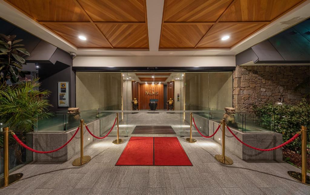 悉尼Palms Hotel的红色地毯的走廊里