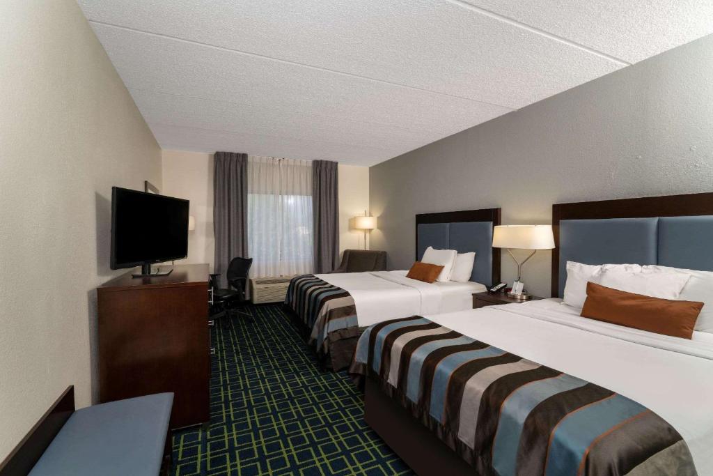 弗莱彻阿什维尔机场法尔费尔德酒店的酒店客房设有两张床和一台平面电视。