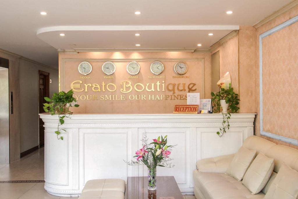 胡志明市埃拉托精品酒店的带沙发和标志的客厅