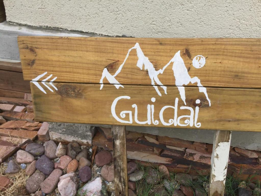塞拉纳镇GUIDAI的上面写着山的木标