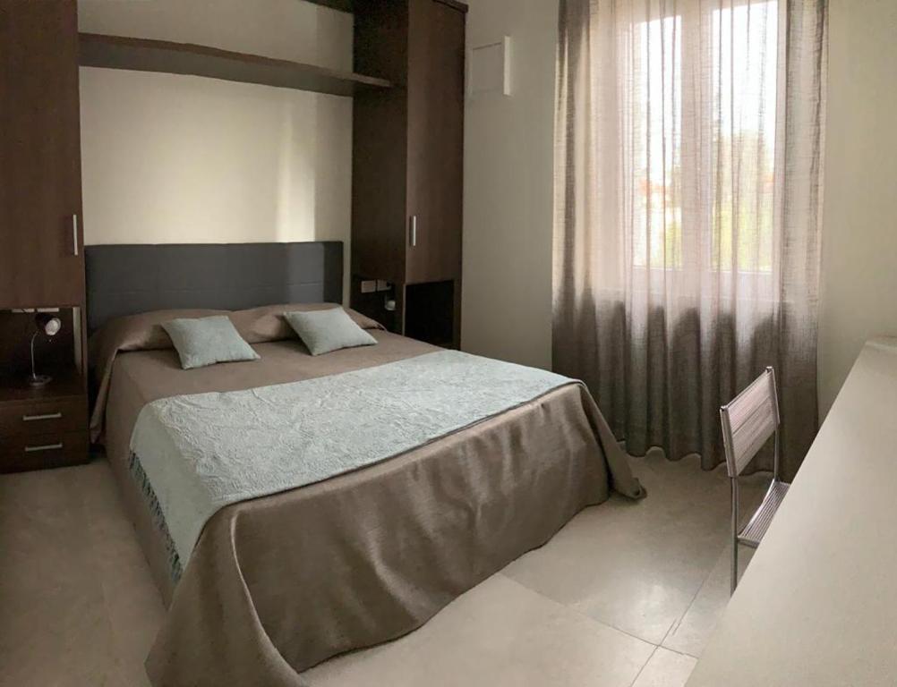 特雷佐苏拉达B&b estercarlo的一间卧室设有一张大床和一个窗户。