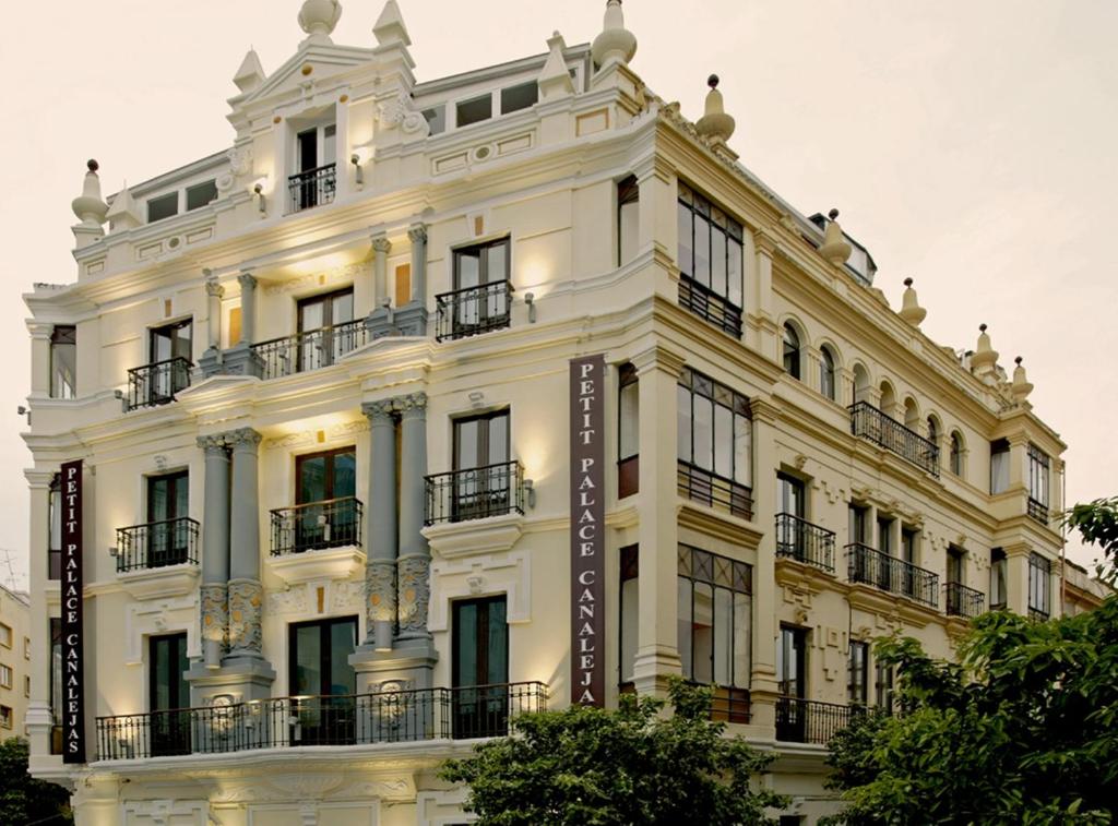 塞维利亚珀蒂宫卡纳莱哈斯塞维​​利亚酒店的前面有标志的白色建筑