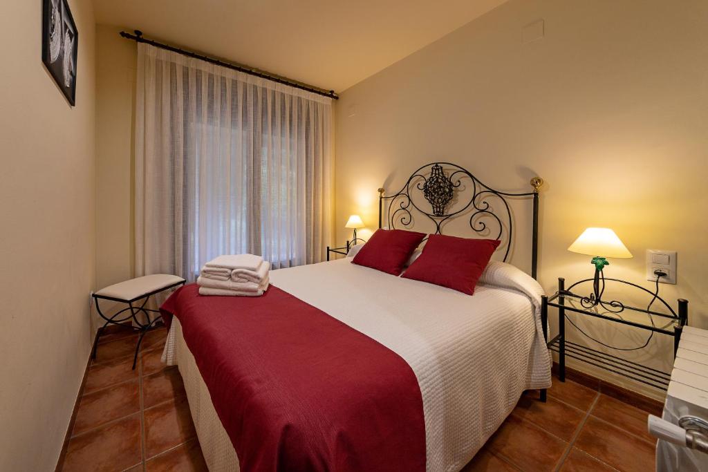 贝塞特Casa El Sastre III的一间卧室配有一张带红色枕头的大床