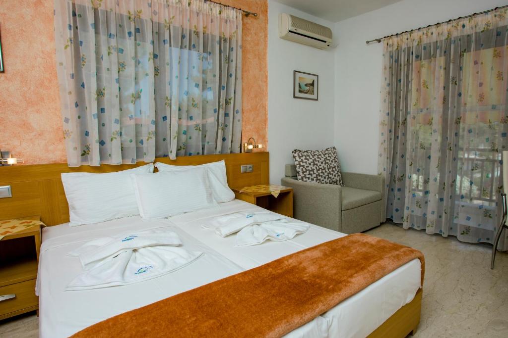 梅塔诺佛希斯迈卡公寓酒店的配有一张床和一把椅子的酒店客房