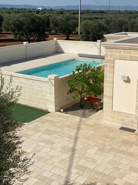 托雷坎内Le Terrazze Miramare B&B的一座位于庭院旁砖墙内的游泳池