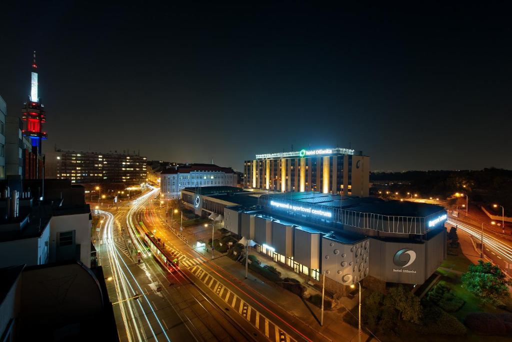 布拉格奥尔桑卡国会健康酒店的夜夜亮的城市,建筑物和街道灯