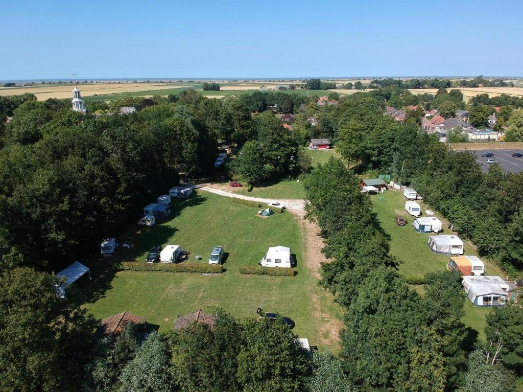 彼得比伦Camping Boetn Toen Pieterburen的享有一组帐篷和树木的空中景致
