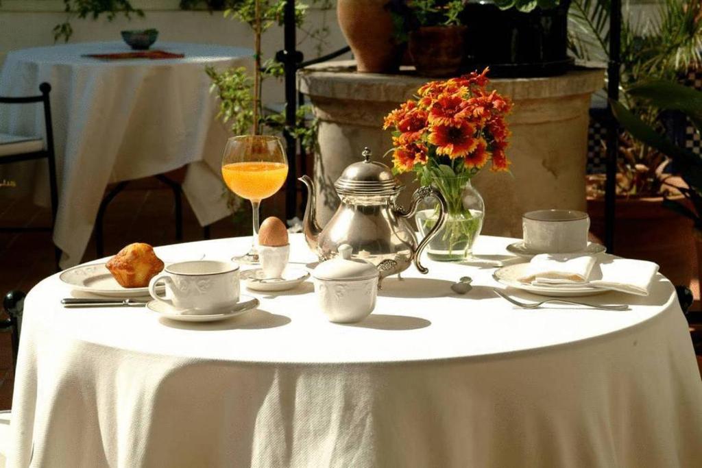 阿尔库迪亚Sant Jaume的一张桌子,上面有白色的桌布和一杯橙汁