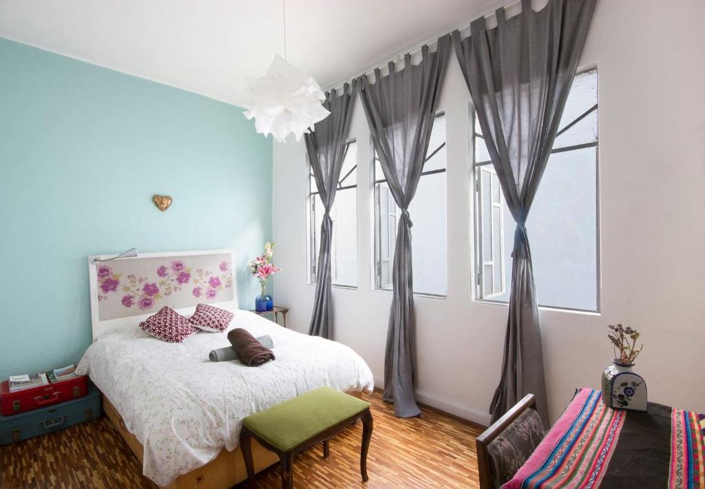 墨西哥城Casa Azul for groups since 4 till 30 persons的一间卧室设有一张床和一些窗户。