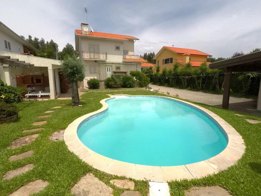 CanedoValadas Guest House的一座房子的院子内的游泳池