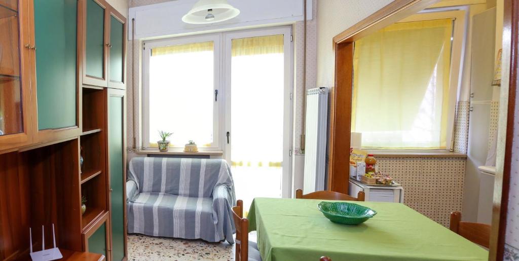 桑格罗堡Casa Simo Apartment的客厅配有绿桌和椅子