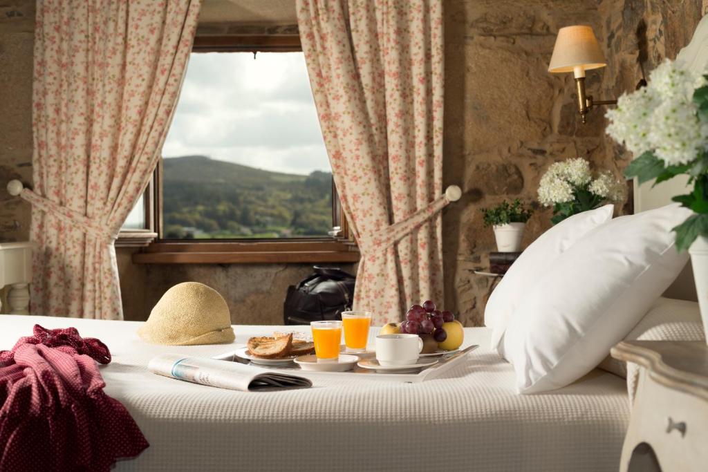 圣地亚哥－德孔波斯特拉托雷布兰卡旅馆的窗户上带早餐的床铺