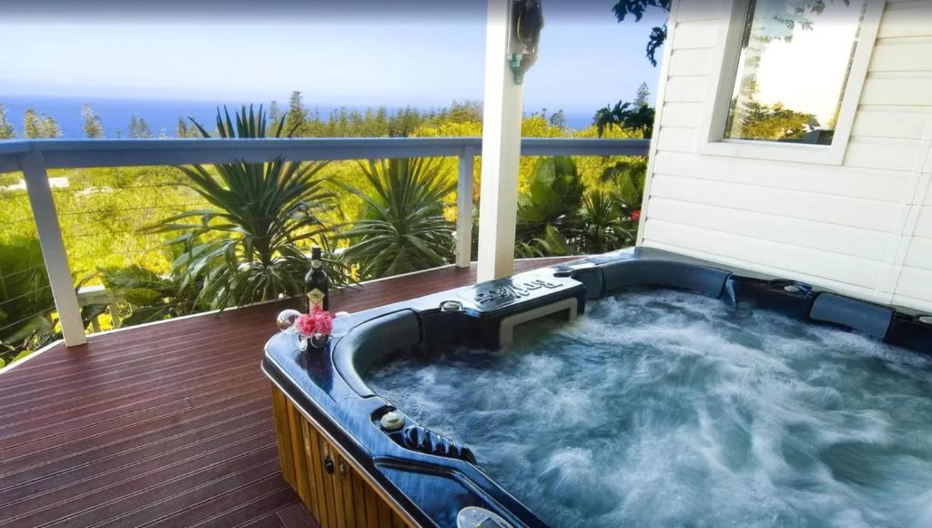 彭特派因坎伯兰度假村&Spa的房屋甲板上的热水浴池