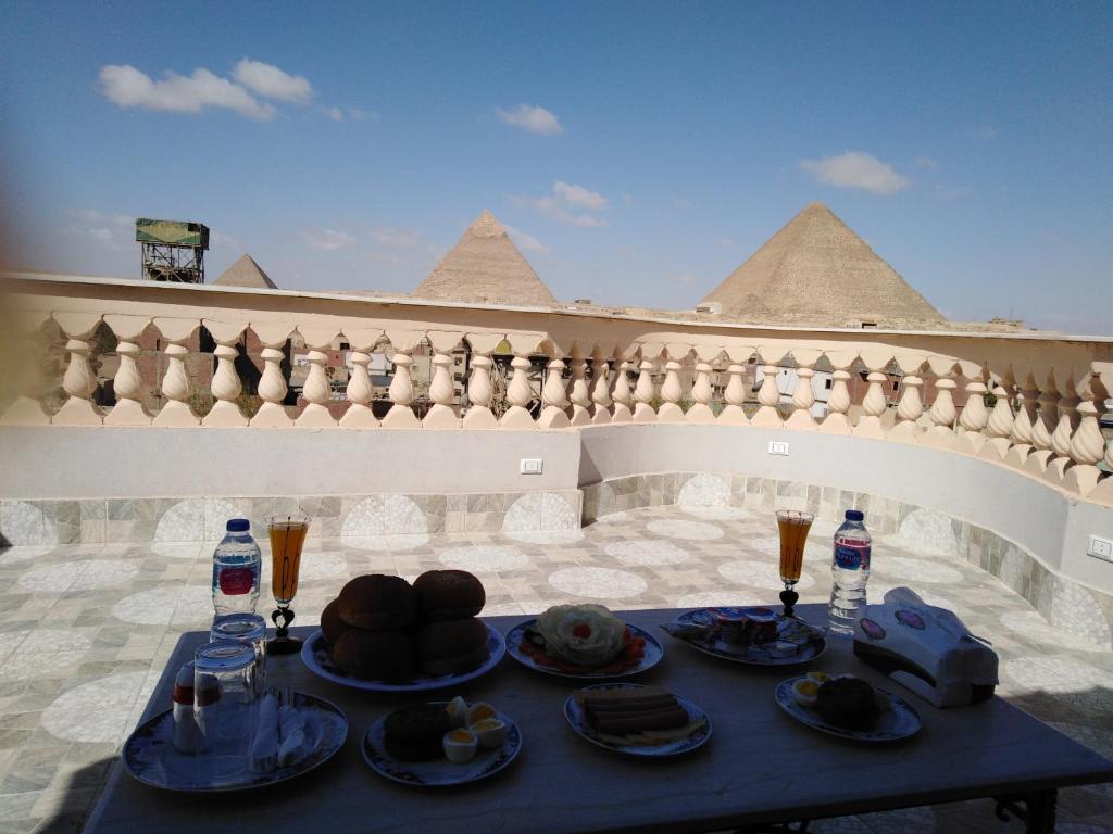 开罗Queen Pyramids View Inn的一张桌子,上面放着食物和饮料