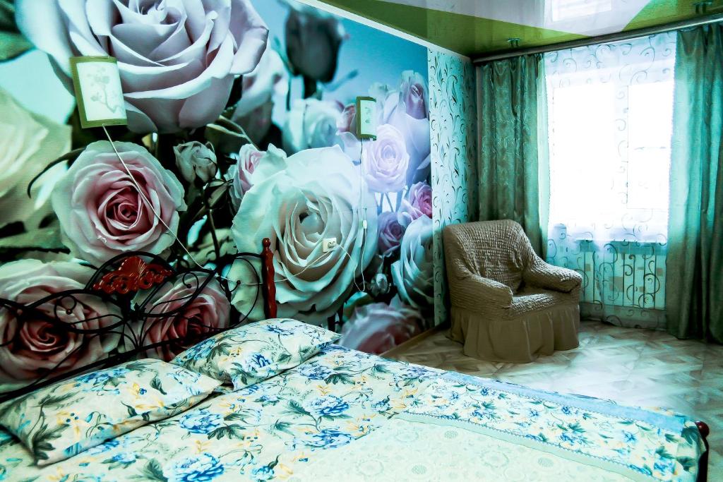RakitnyyАпартаменты Зварыгина, 16的一间卧室设有一张床和鲜花墙