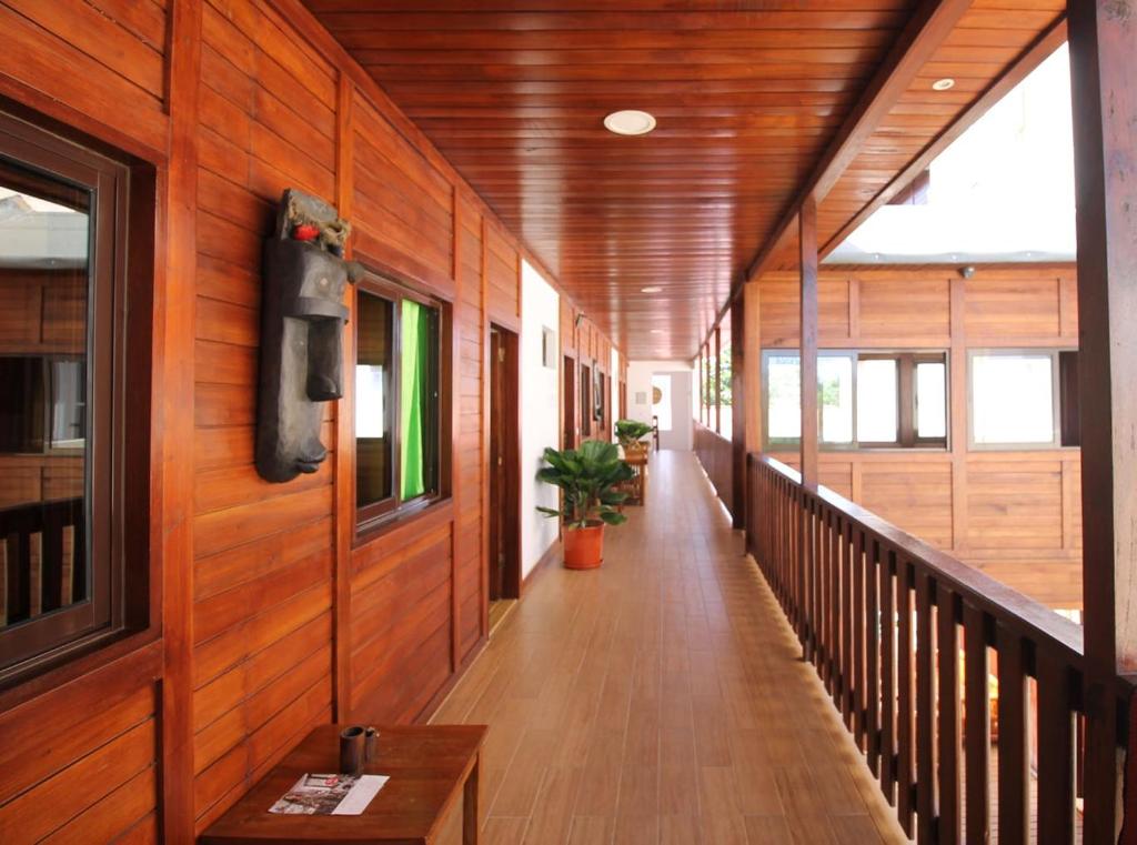 圣多美甜心酒店的走廊上设有木镶板墙和走廊的四面 ⁇ 