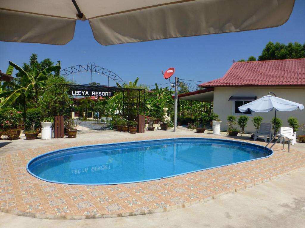 Ban Sang LuangPrivate 2 bedroom villa with Swimming pool Tropical gardens Fast Wifi smart Tv的一个带遮阳伞的度假村游泳池