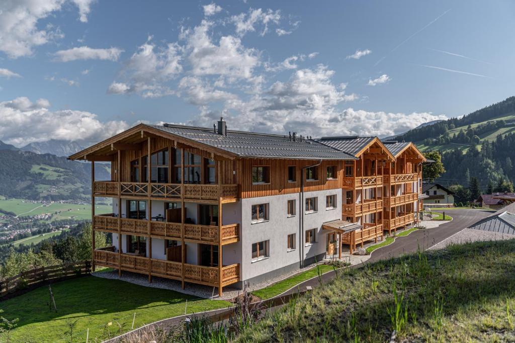 恩斯塔尔豪斯Skylodge Alpine Homes的山边的房子