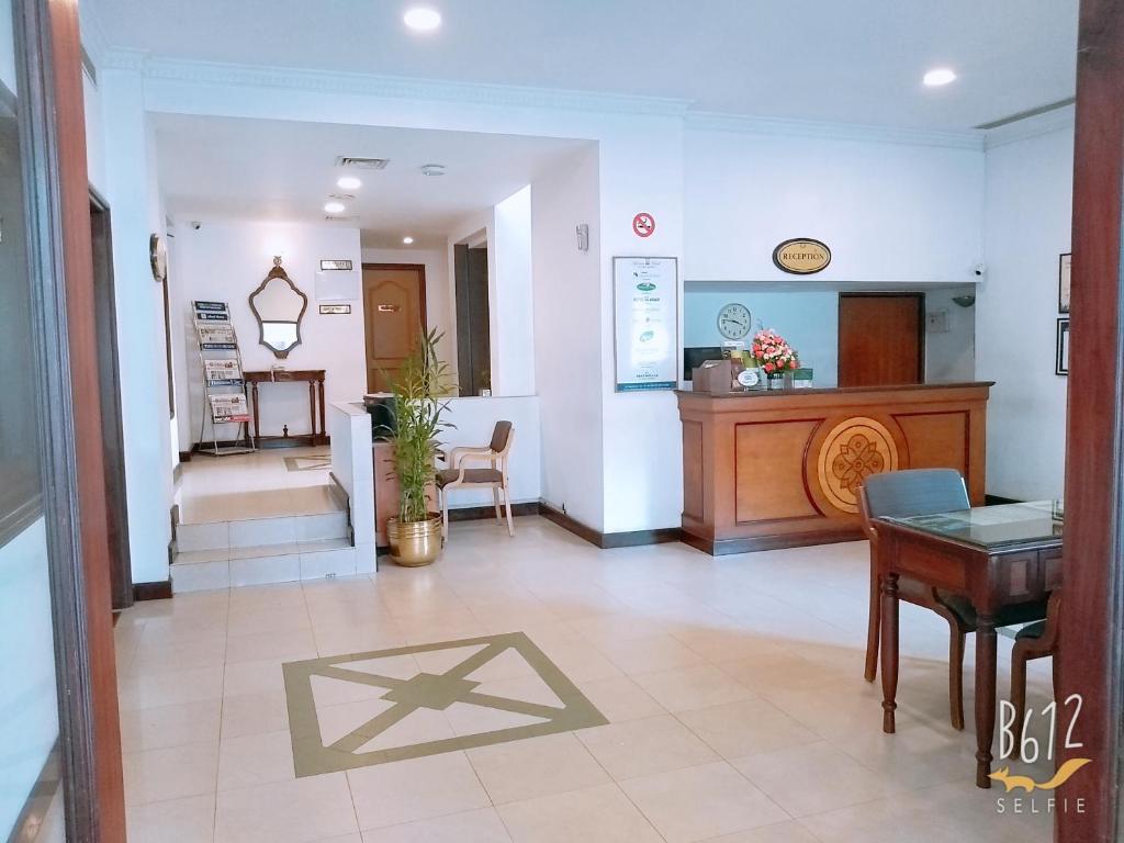 科钦阿巴德新城酒店的医院的大厅,配有桌椅