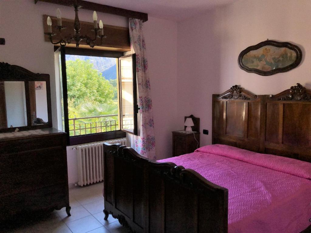 格拉韦洛纳托切CASAVACANZA CHIARA的一间卧室设有一张大床和一个窗户。