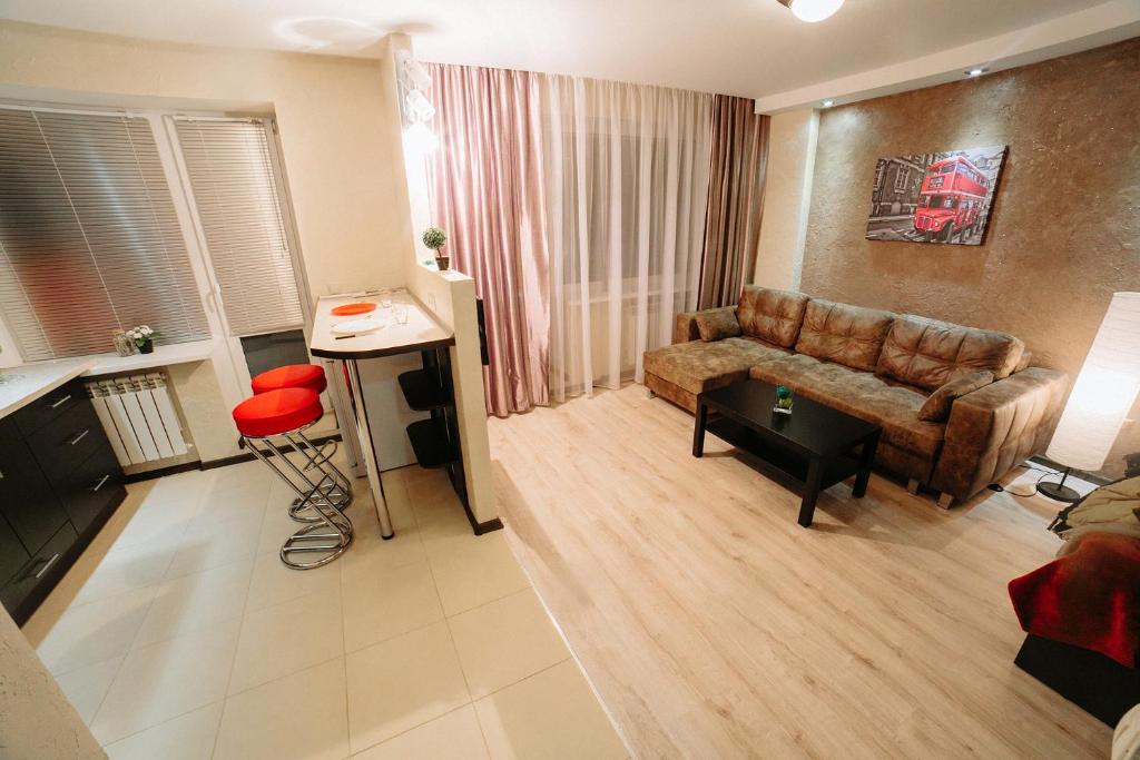 戈梅利Apartment on Lenin Avenue的客厅配有沙发和桌子