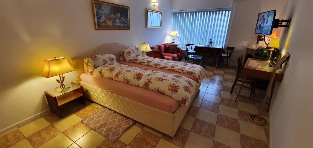 汉堡汉萨奎特旅馆的一间卧室设有一张床和一间客厅。