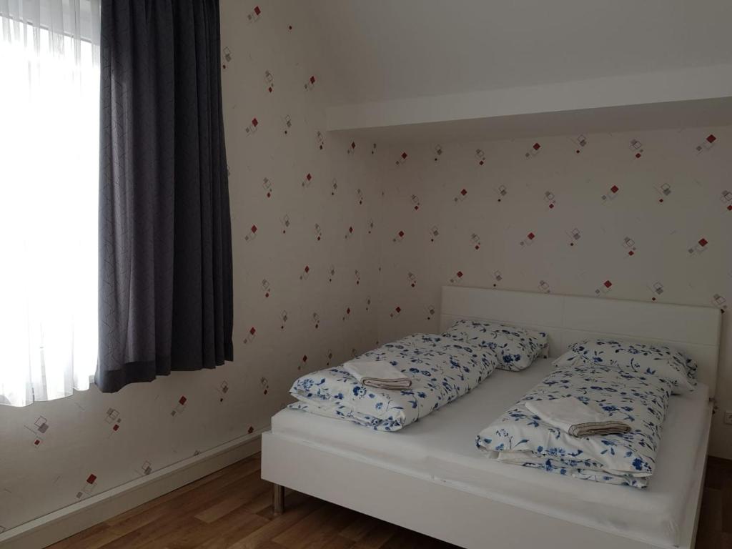 奥尔登堡Gartenblick的卧室内的一张带两个枕头的床