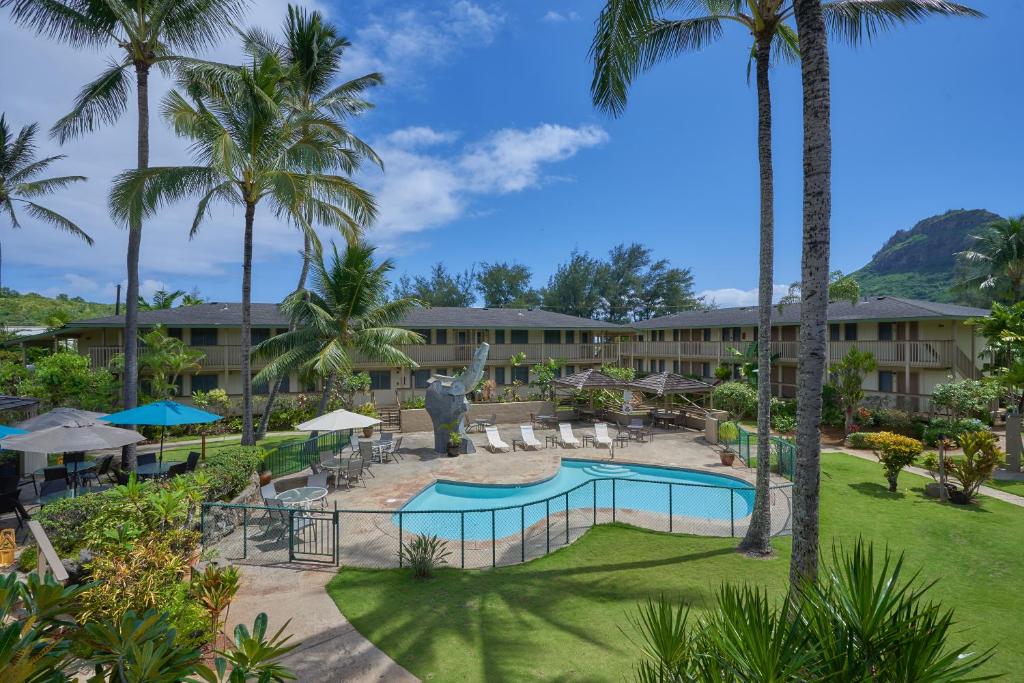 利胡埃考爱旅馆的享有度假村的游泳池和棕榈树美景