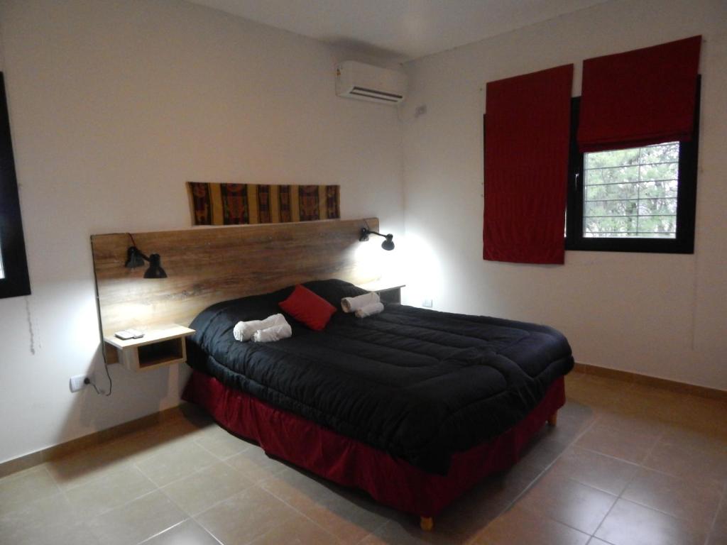耶尔瓦布埃纳Departamentos La Rinconada的一间卧室,卧室内配有一张大床