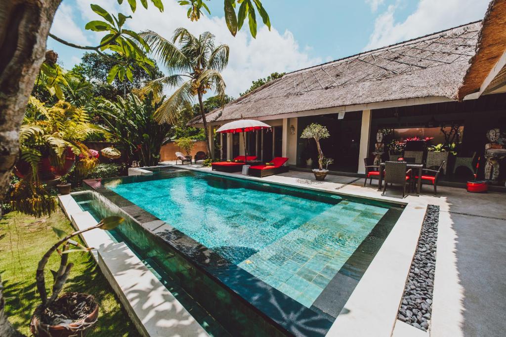 Maylie Bali Villa内部或周边的泳池