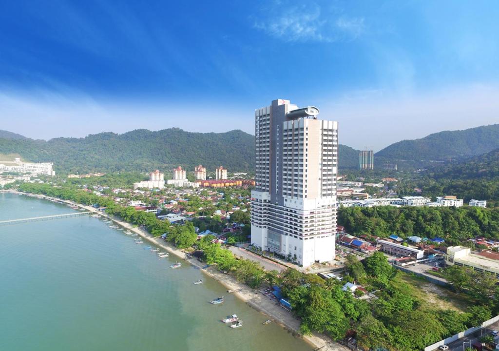 峇六拜槟城丽昇豪华套房的享有河边一座大建筑的空中景色
