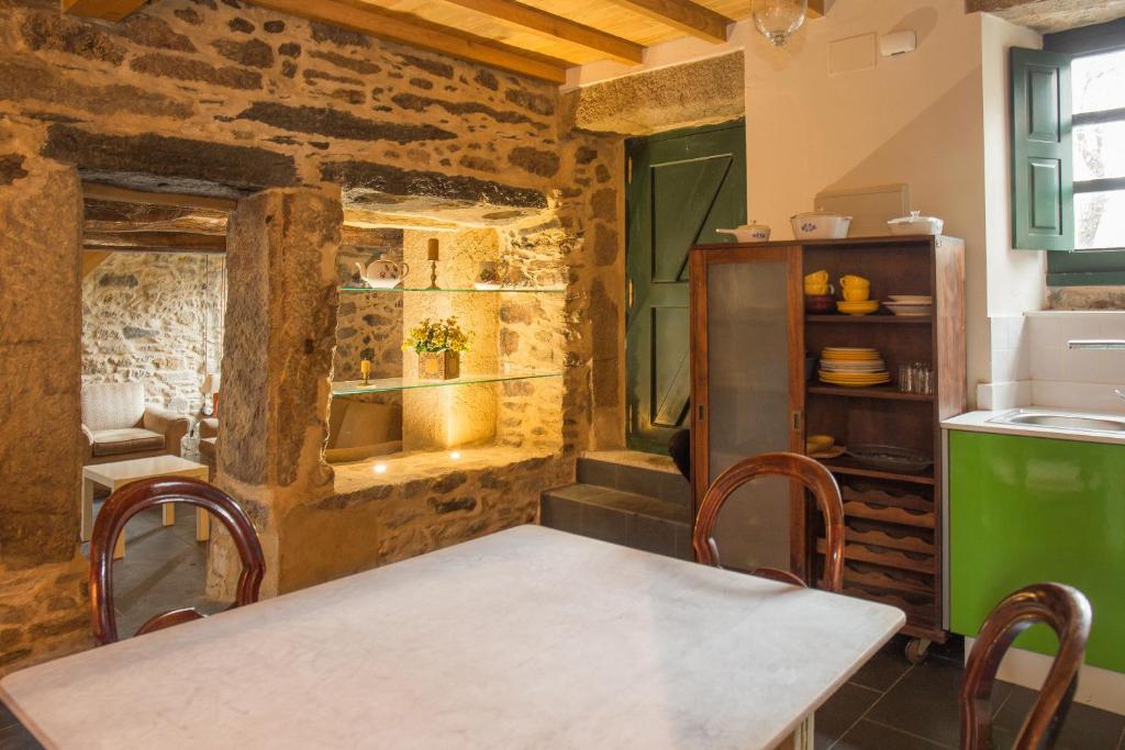 卡瓦尼亚斯Villa Valedoso的一间厨房,里面配有桌椅