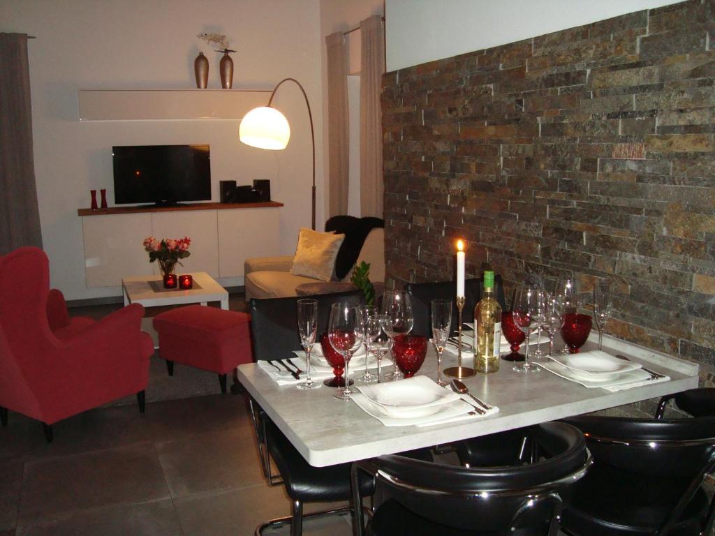 皮得斯费尔德Strandlust II的用餐室配有带酒杯的桌子