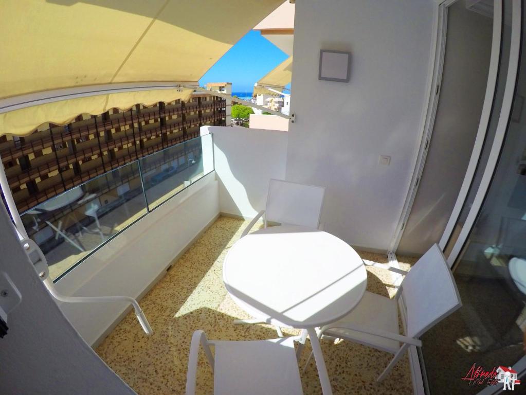 洛斯克里斯蒂亚诺斯Edificio Abora的阳台配有白色的桌椅