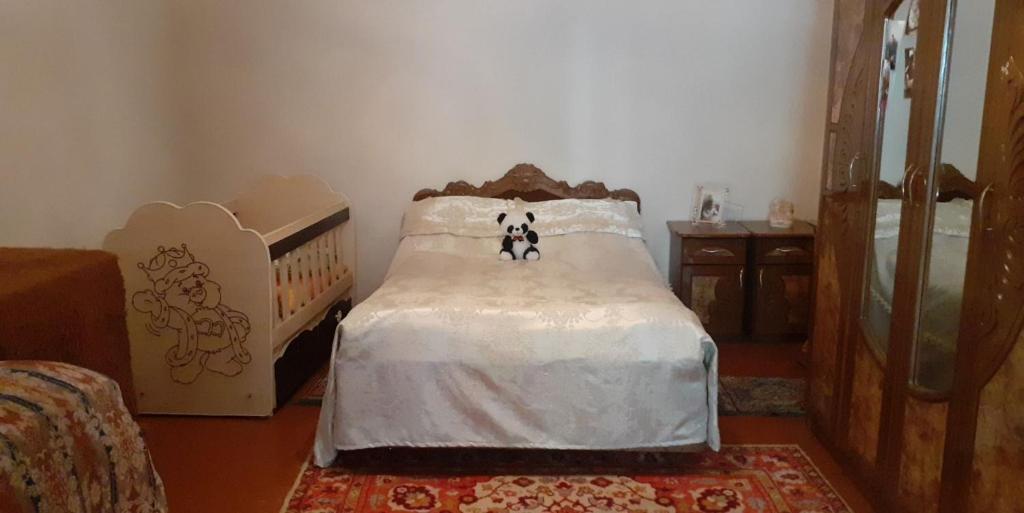 久姆里Guest House OTILIA的一间卧室,床上放着两只动物