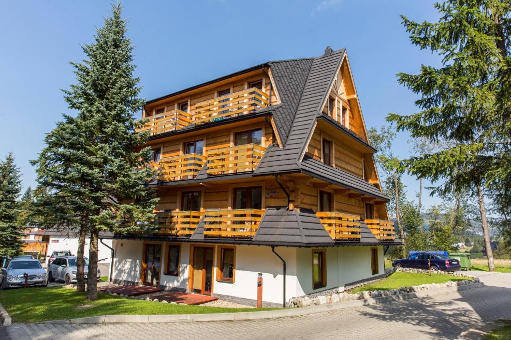 考斯赛力克udanypobyt Apartamenty Przy Dolinach C i D的一座大型木结构建筑,带有金属屋顶