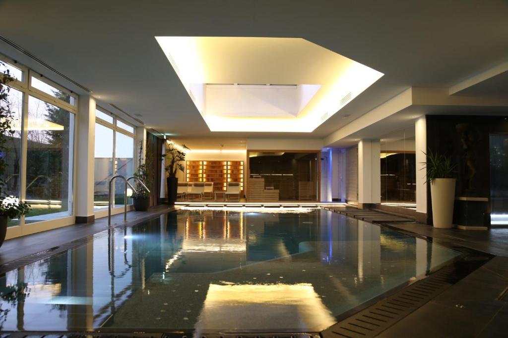 蒙特格罗托泰梅米欧尼罗依尔胜酒店的一座带天花板的房屋内的游泳池