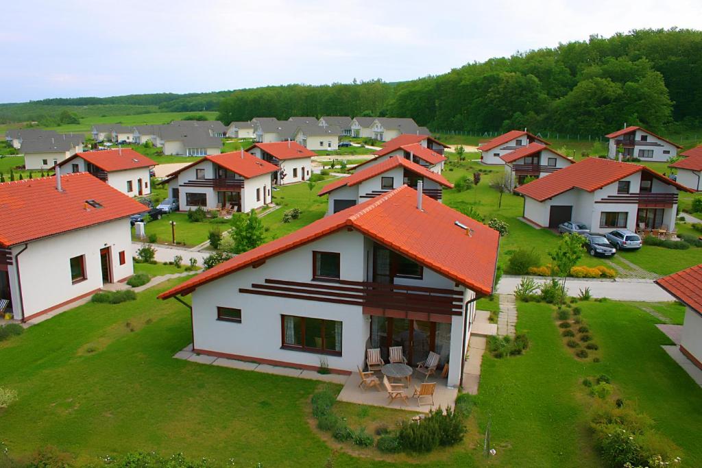 Várgesztes瓦格斯泰西假日公园的绿色田野上一群红色屋顶的房子