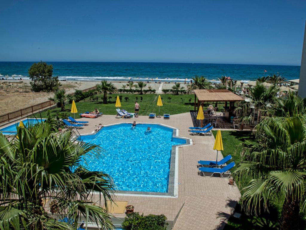 罗希姆诺伊利安海滩公寓式酒店的享有游泳池和海滩的景色