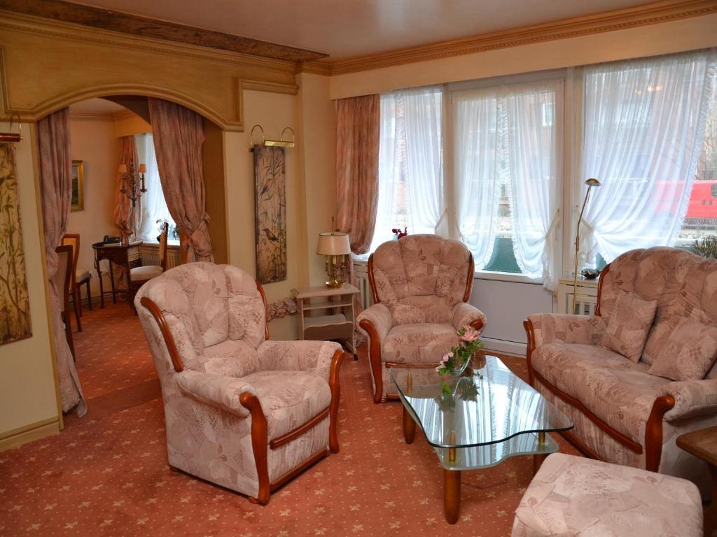 韦斯特兰Haus Schaper的客厅配有椅子、沙发和桌子
