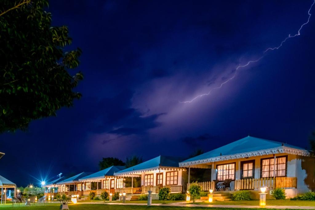 布什格尔Rawai Luxury Tents Pushkar的夜间酒店上空的暴风雨