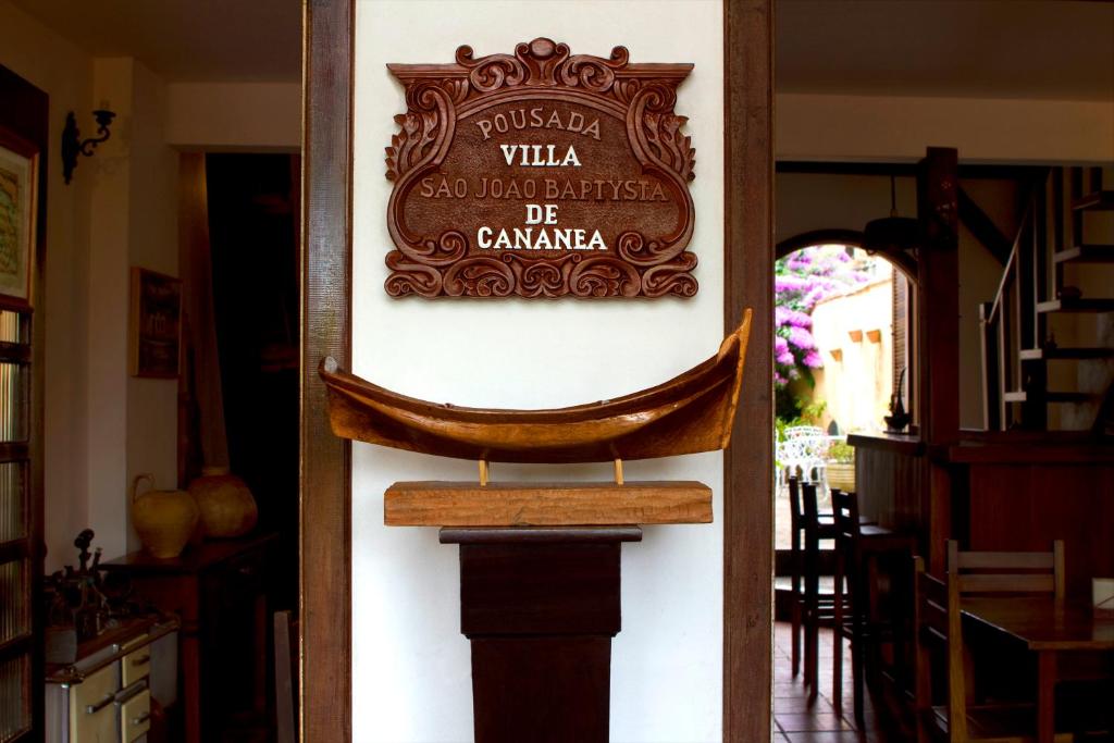 卡纳内亚Pousada Villa de Cananea的墙上的餐厅标志