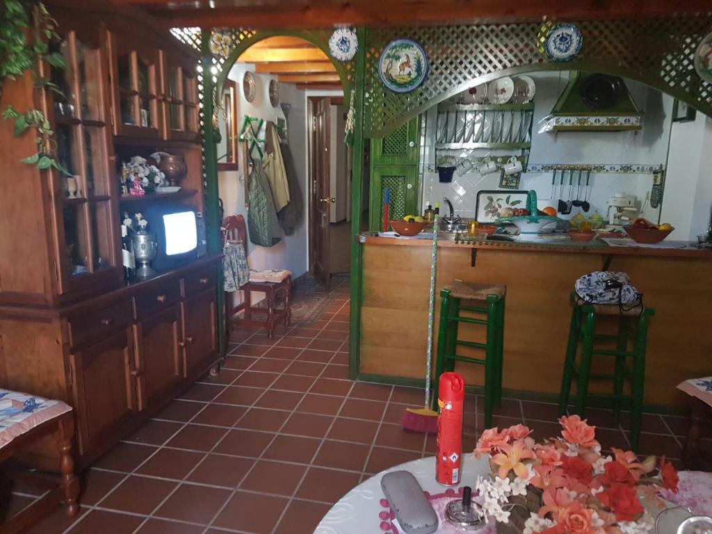 埃尔罗西奥Apartamento de Lujo en Puente del Rey El Rocio的一个带柜台和桌子的厨房