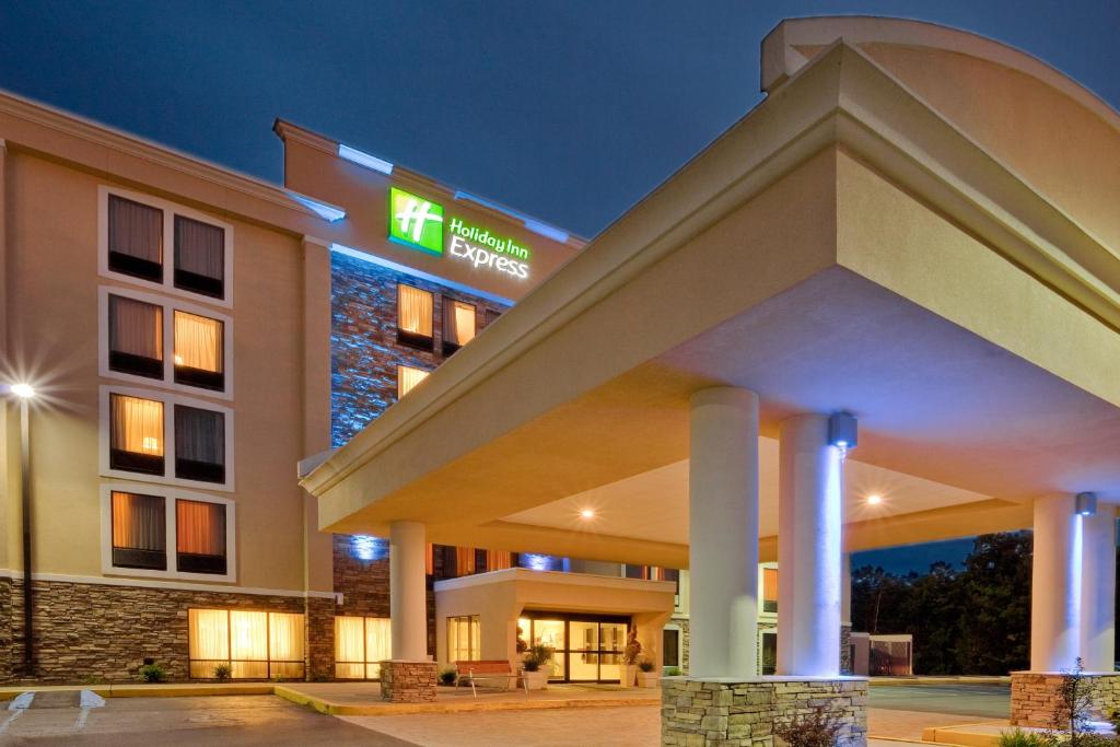 威克斯巴勒Holiday Inn Express Wilkes Barre East, an IHG Hotel的夜间酒店外墙的 ⁇ 染