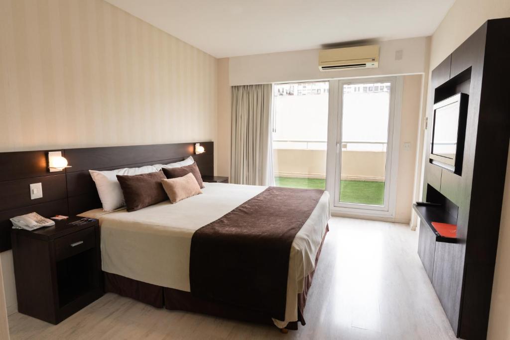 布宜诺斯艾利斯恩卡茹套房酒店的酒店客房设有一张床和一个大窗户
