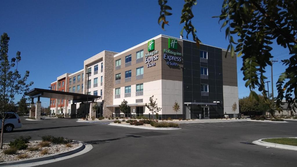 博伊西Holiday Inn Express & Suites Boise Airport, an IHG Hotel的办公室大楼前面设有停车位