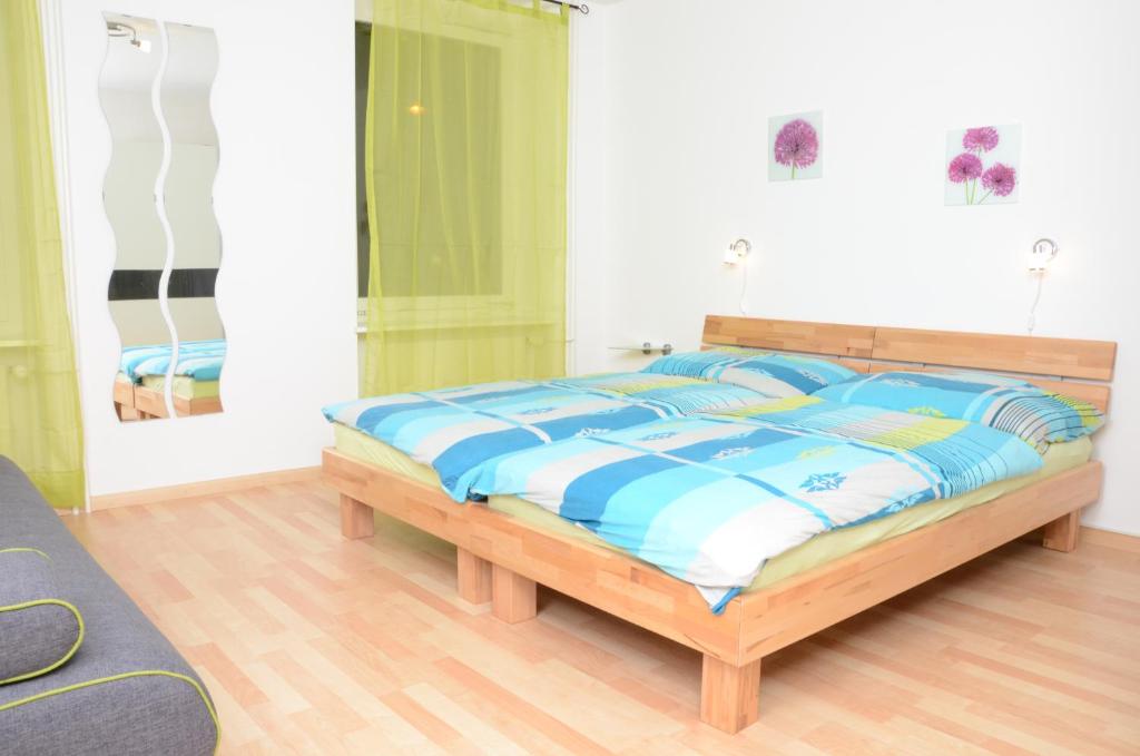 巴塞尔Guesthouse Casa Esperanza Basel的一间卧室配有蓝色和白色床单