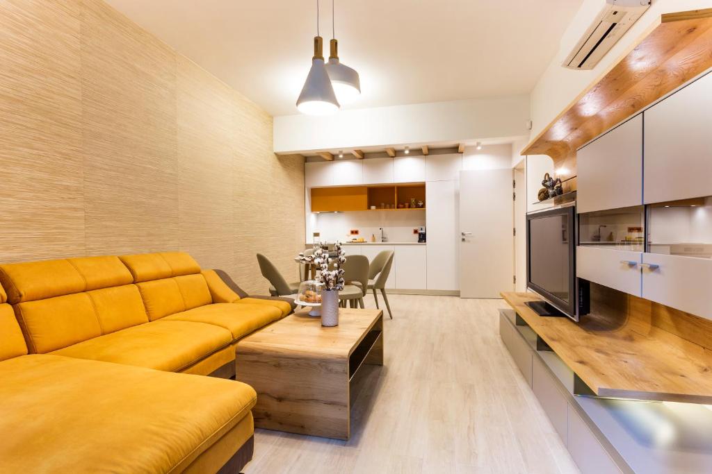 索非亚SCA Sofia City Apartments的客厅设有黄色沙发和电视